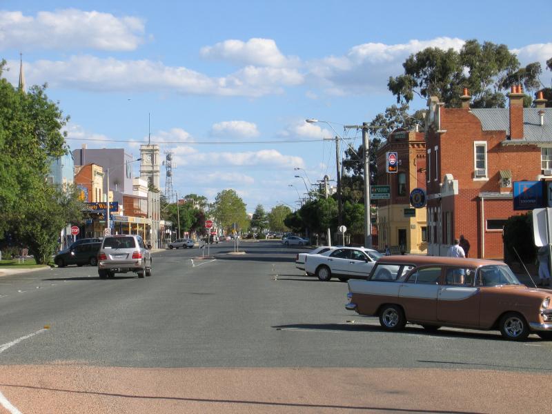 Echuca - Commercial centre and shops around Hare Street area: View south along Hare St between Radcliffe St and Heygarth St