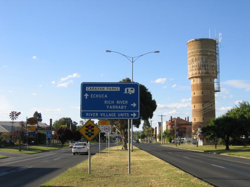 Echuca - Commercial centre and shops around High Street area: View north along High St towards Pakenham St and water tower