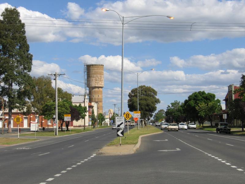 Echuca - Commercial centre and shops around High Street area: View south along High St at Arnstruther St towards water tower