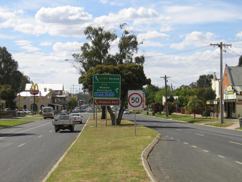 Echuca - Commercial centre and shops around High Street area - View north along High St towards Heygarth St