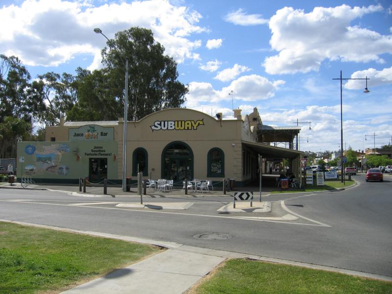 Echuca - Commercial centre and shops around High Street area: Subway, north along High St at Heygarth St