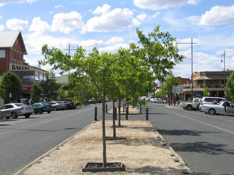 Echuca - Commercial centre and shops around High Street area: View north along High St between Heygarth St and Radcliffe St