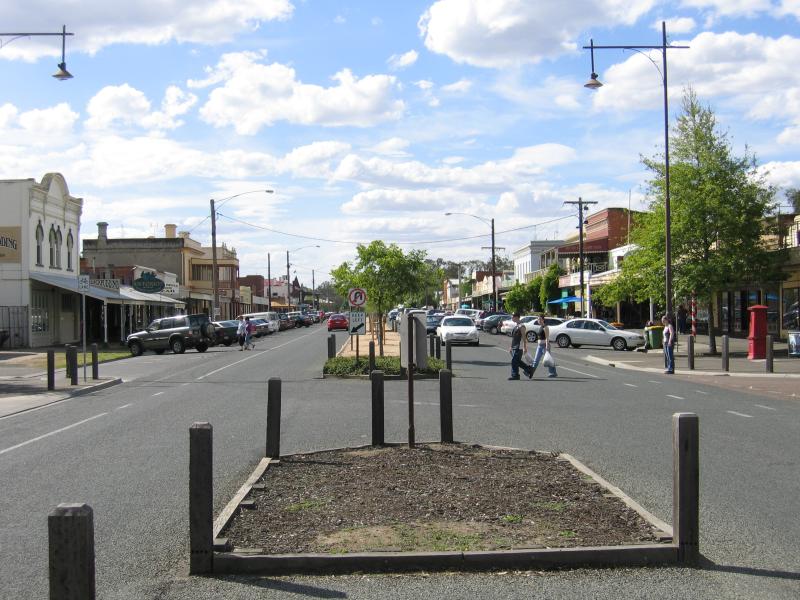 Echuca - Commercial centre and shops around High Street area - View north along High St at Radcliffe St