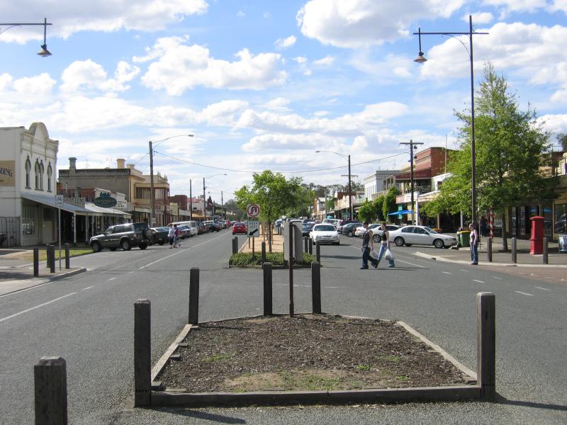 Echuca - Commercial centre and shops around High Street area: View north along High St at Radcliffe St