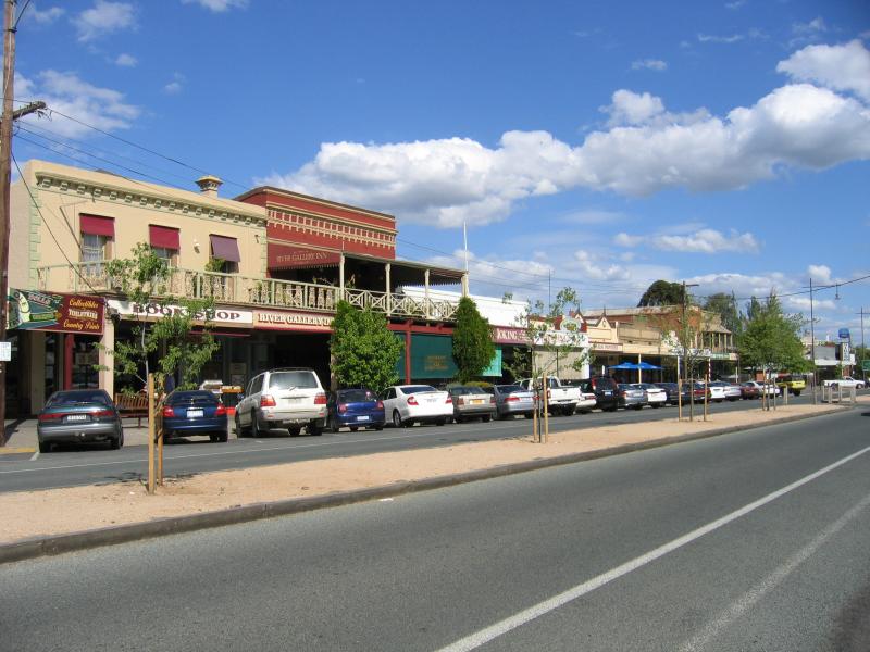 Echuca - Commercial centre and shops around High Street area - View south along High St between Radcliffe St and Leslie St