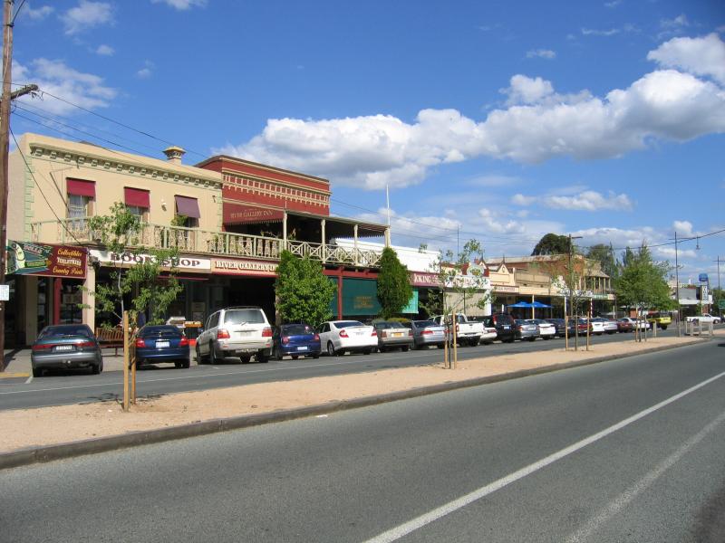 Echuca - Commercial centre and shops around High Street area: View south along High St between Radcliffe St and Leslie St