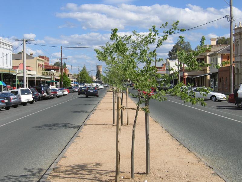 Echuca - Commercial centre and shops around High Street area: View south along High St between Radcliffe St and Leslie St