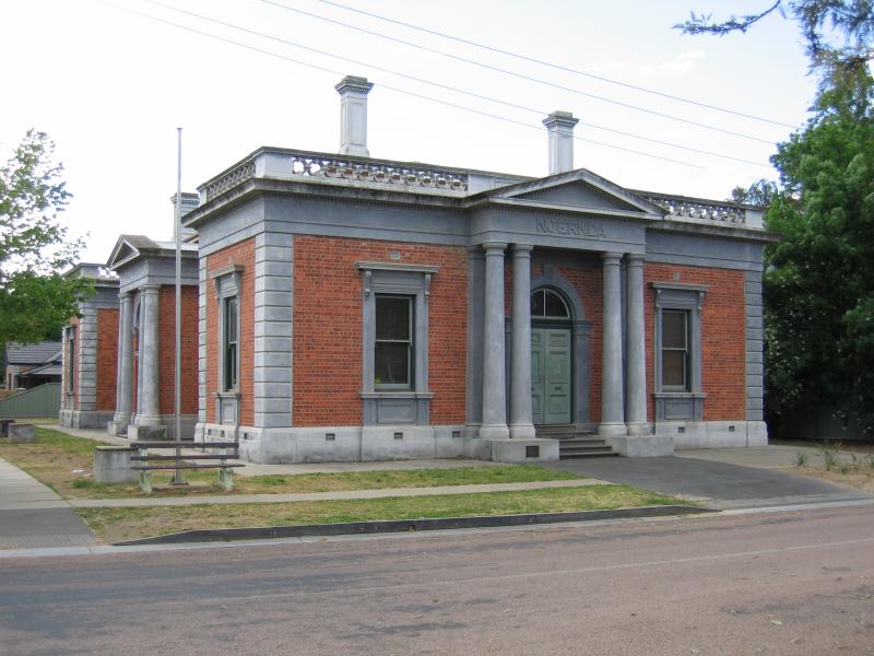 Echuca - Commercial centre and shops around High Street area: Court House, corner Law Court Place and Dickson St