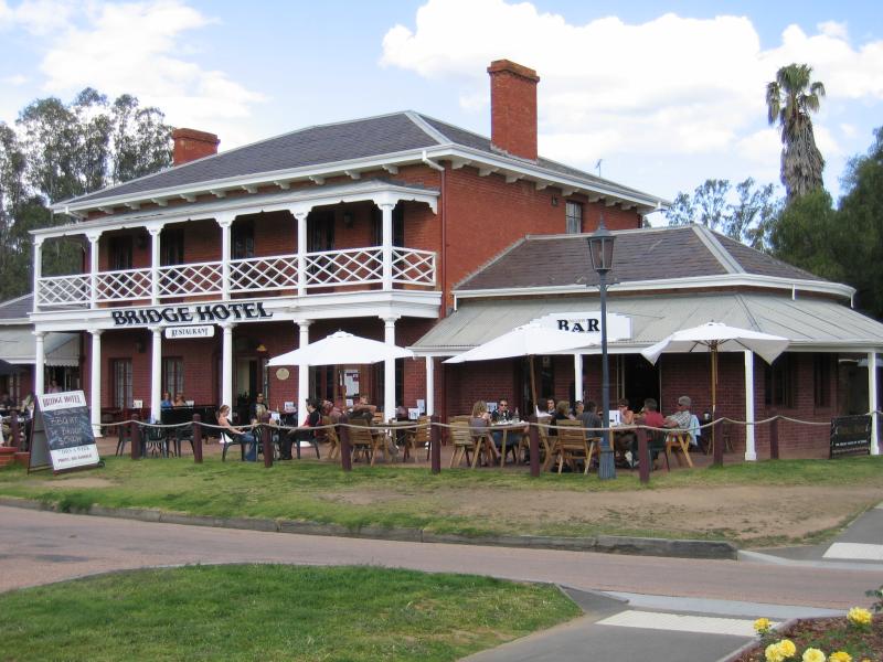 Echuca - The historic Port of Echuca: Bridge Hotel, Hopwood Place at High St
