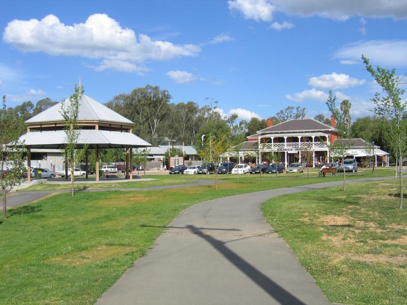 Echuca - The historic Port of Echuca: Hopwood Gardens, view south towards Bridge Hotel and Hopwood Place