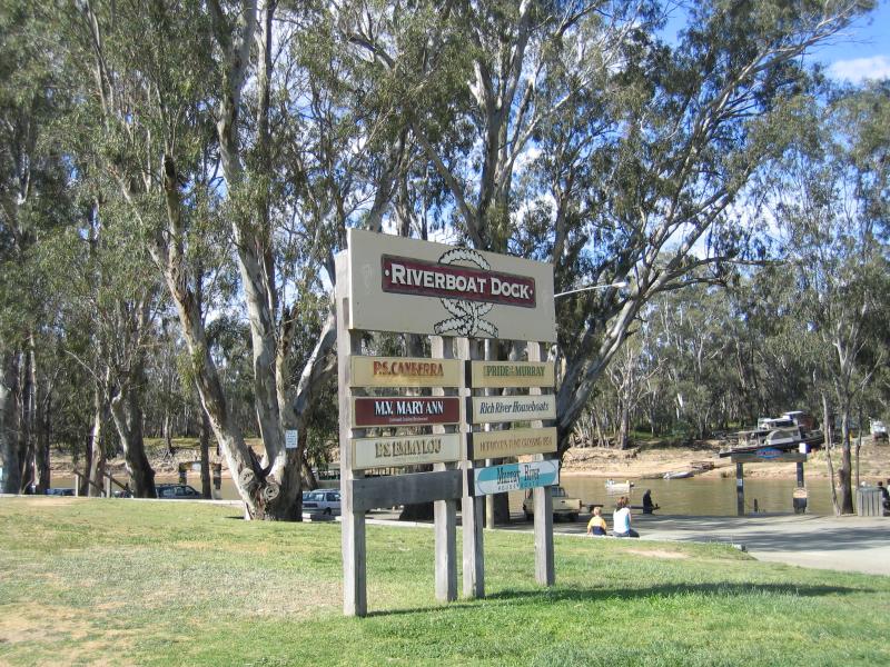 Echuca - The historic Port of Echuca: Riverboat Dock, Murray River at Hopwood Place