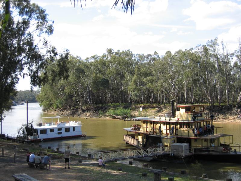 Echuca - The historic Port of Echuca: Murray River at Riverboat Dock