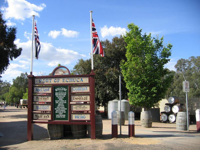 Echuca - The historic Port of Echuca: View north along Watson St at Leslie St
