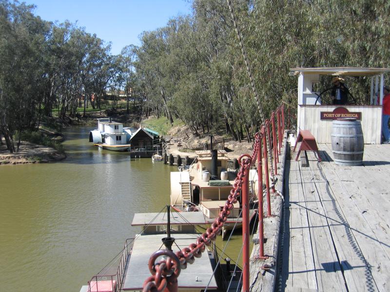 Echuca - The historic Port of Echuca: View south along wharf