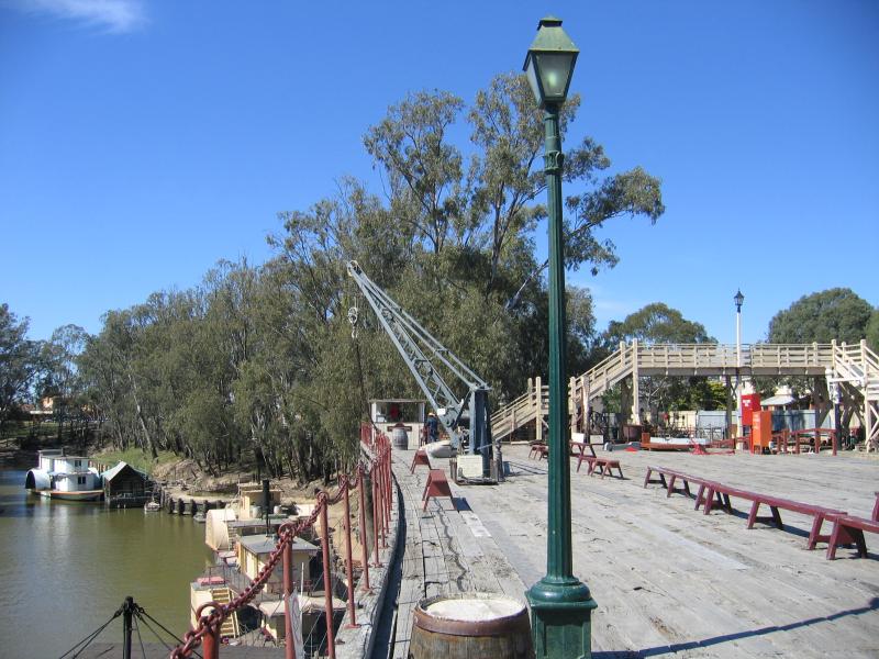 Echuca - The historic Port of Echuca: View south along wharf