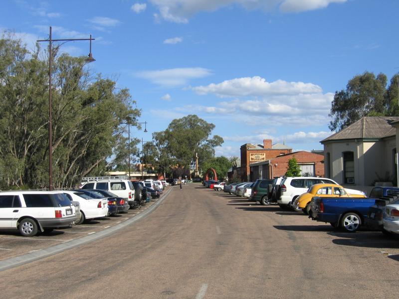 Echuca - The historic Port of Echuca: View south along Murray Esplanade between Leslie St and Radcliffe St