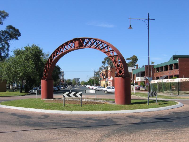 Echuca - The historic Port of Echuca: View south along Murray Esplanade at Radcliffe St
