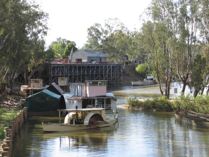 Echuca - The historic Port of Echuca: View north along Murray River towards wharf from Aquatic Reserve