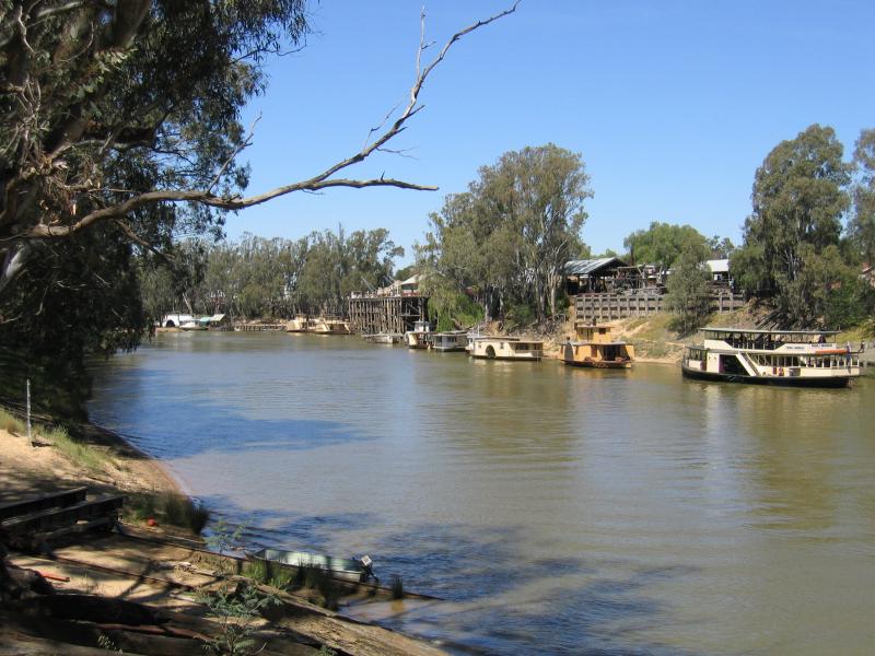 Echuca - The historic Port of Echuca: View south along Murray River towards wharf from slipway off Hunt St, Moama N.S.W.
