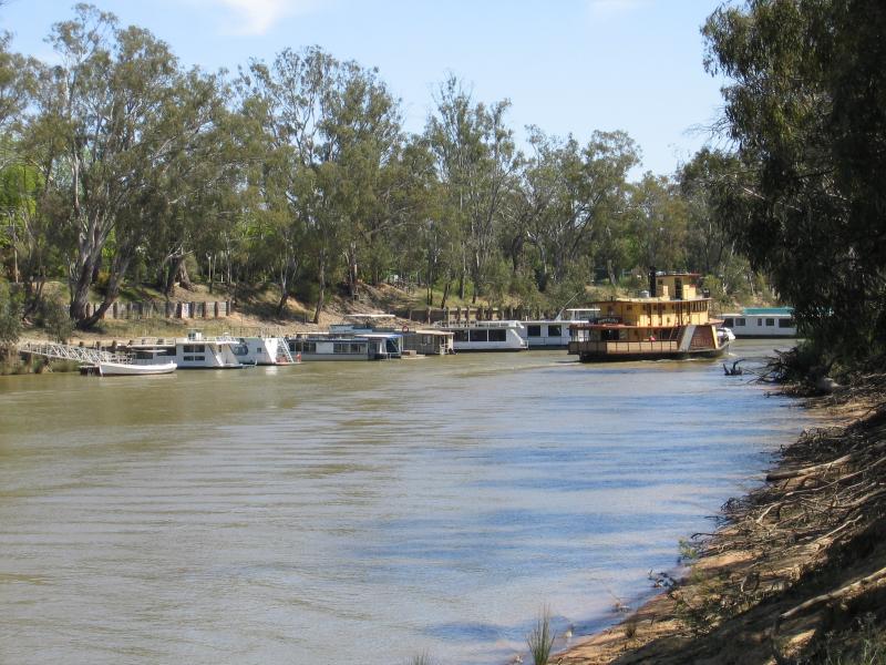 Echuca - The historic Port of Echuca: View north along Murray River from slipway off Hunt St, Moama N.S.W.