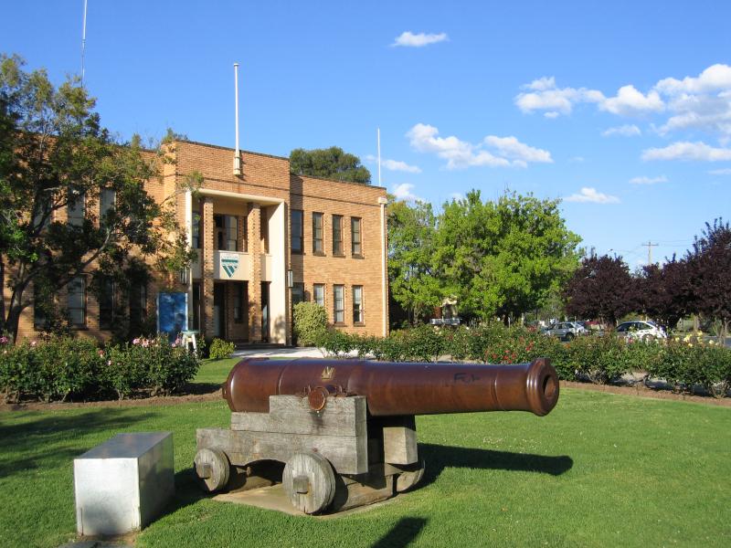 Echuca - Aquatic Reserve and Murray River bridge: Council Offices, corner Heygarth St and Hare St