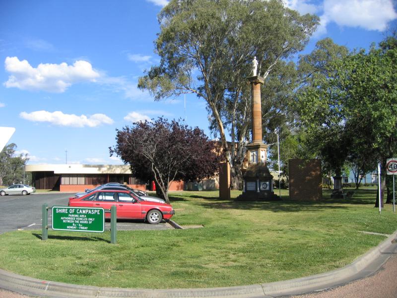 Echuca - Aquatic Reserve and Murray River bridge: Council Offices, view south along Murray Esplanade at Radcliffe St