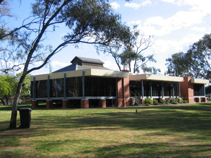 Echuca - Aquatic Reserve and Murray River bridge: Visitor Information Centre, Heygarth St