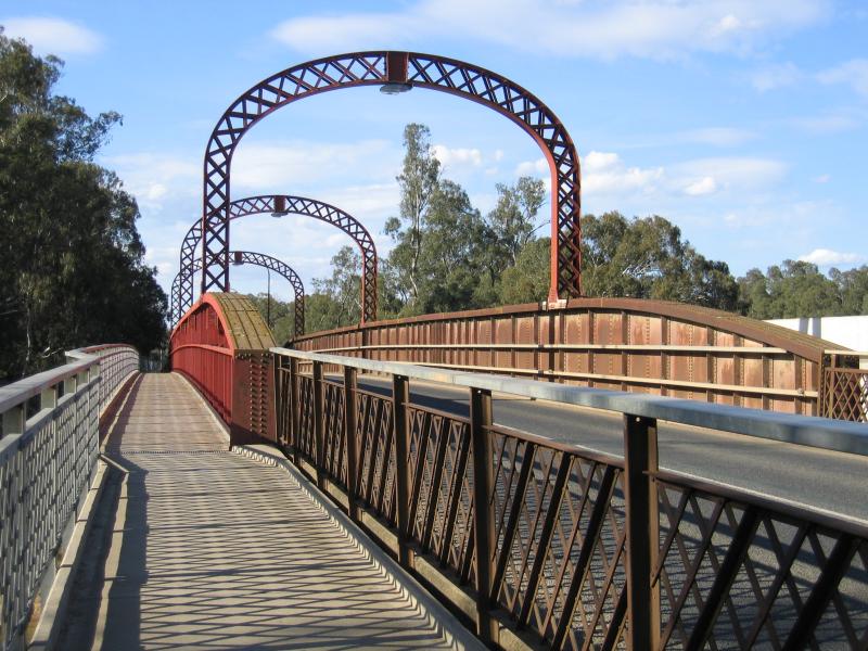 Echuca - Aquatic Reserve and Murray River bridge - View north along Cobb Highway across Murray River