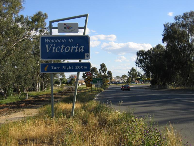 Echuca - Aquatic Reserve and Murray River bridge: View south along Cobb Highway towards Victorian state border