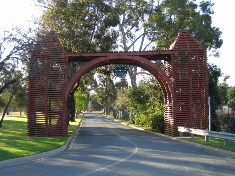 Echuca - Victoria Park, Scenic Drive and Murray River - Arch on Scenic Drive near Crofton St