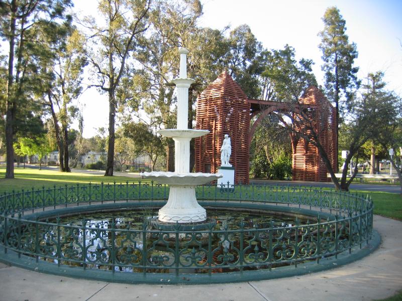 Echuca - Victoria Park, Scenic Drive and Murray River - Fountain and arch, Scenic Drive
