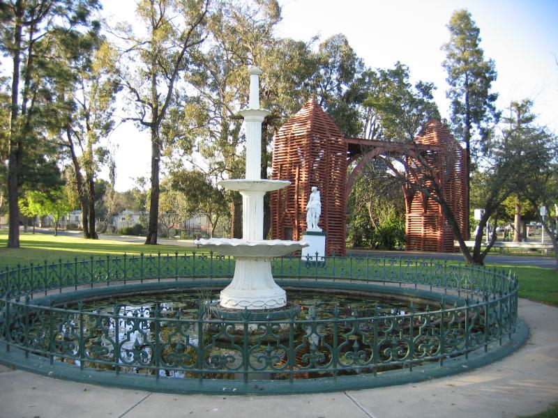 Echuca - Victoria Park, Scenic Drive and Murray River: Fountain and arch, Scenic Drive