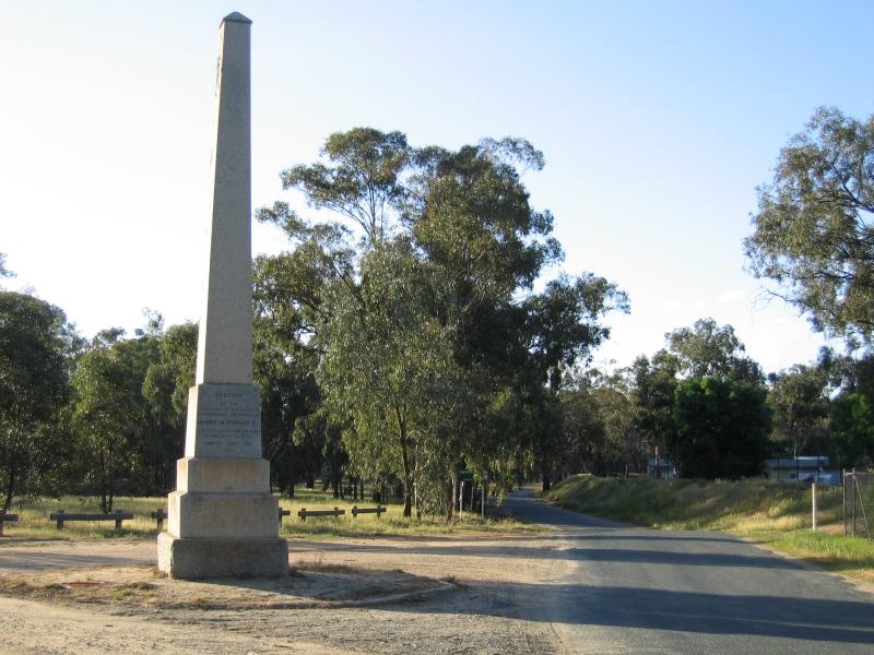 Echuca - Victoria Park, Scenic Drive and Murray River - Memorial, Scenic Drive
