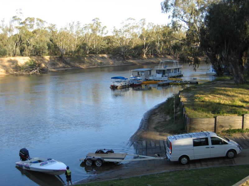 Echuca - Victoria Park, Scenic Drive and Murray River - Boat ramp off Scenic Drive