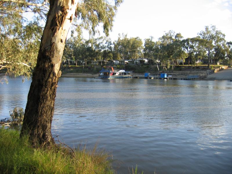Echuca - Victoria Park, Scenic Drive and Murray River - View across Murray River to Merool On The Murray holiday park boat ramp