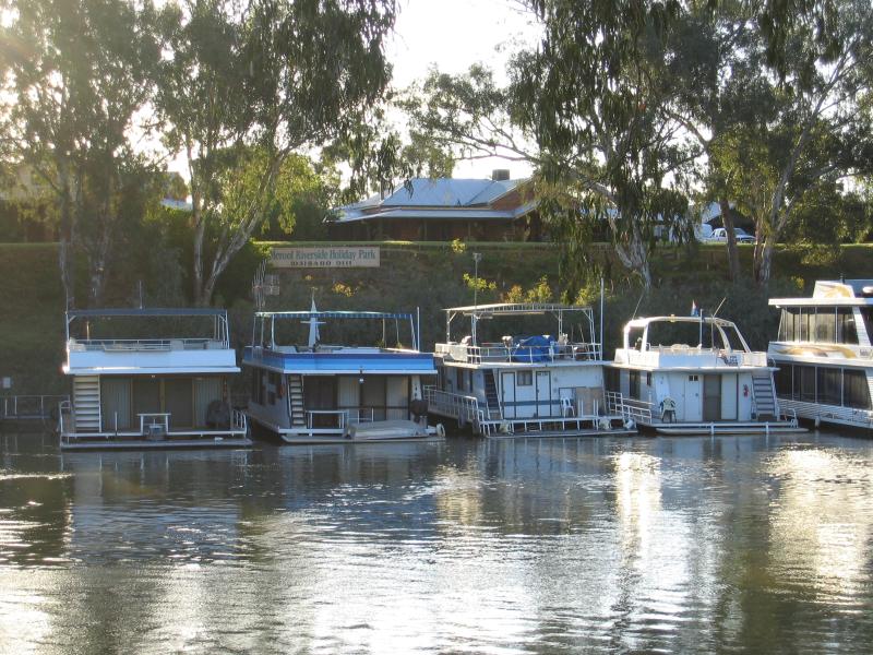 Echuca - Victoria Park, Scenic Drive and Murray River: View across Murray River to Merool On The Murray holiday park boat ramp