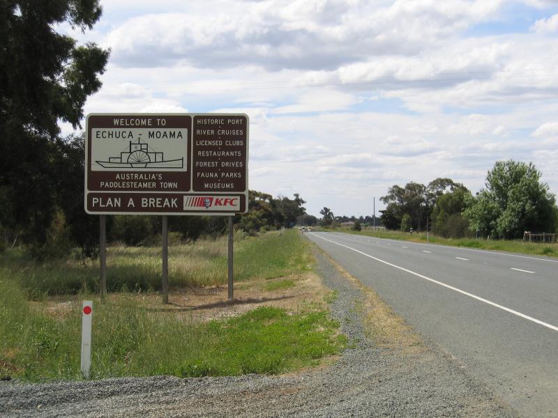 Echuca - Around town - Welcome to Echuca sign, Northern Highway, south of town