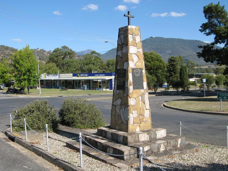 Eildon - Commercial centre and shops, Main Street: View south towards shops from war memorial, corner Main St and Utah Pl