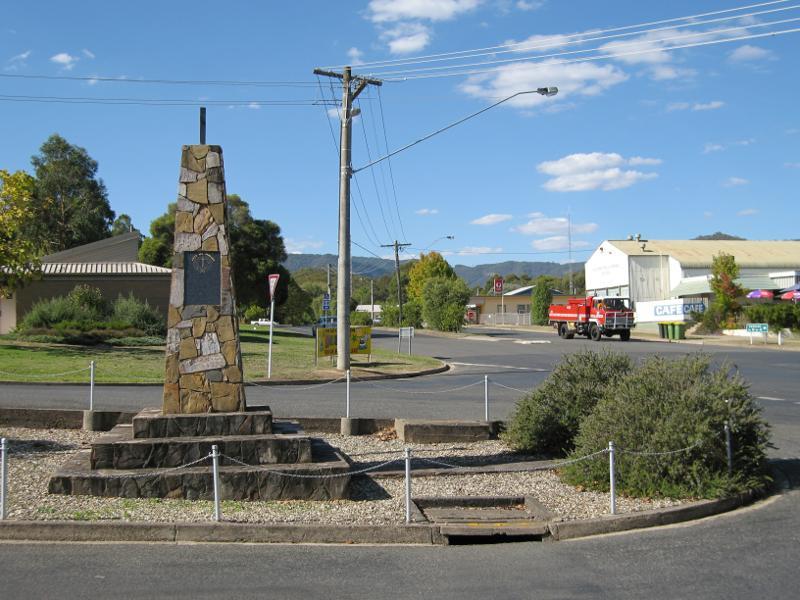Eildon - Commercial centre and shops, Main Street: View north-east along Main St at Utah Pl