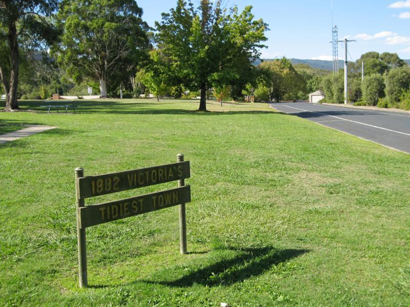Eildon - Commercial centre and shops, Main Street: W.J. Moore Park, fronting Main St