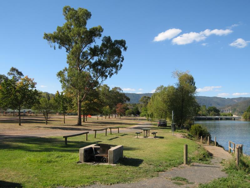Eildon - Lions Riverside Park along Goulburn River at Riverside Drive: View north-east through park and along river