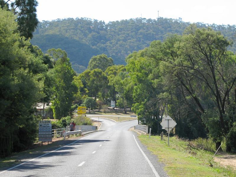 Eildon - Goulburn Valley Highway at bridge across Goulburn River and surroundings: View north along Goulburn Valley Hwy towards bridge