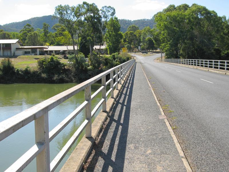 Eildon - Goulburn Valley Highway at bridge across Goulburn River and surroundings - View north along bridge
