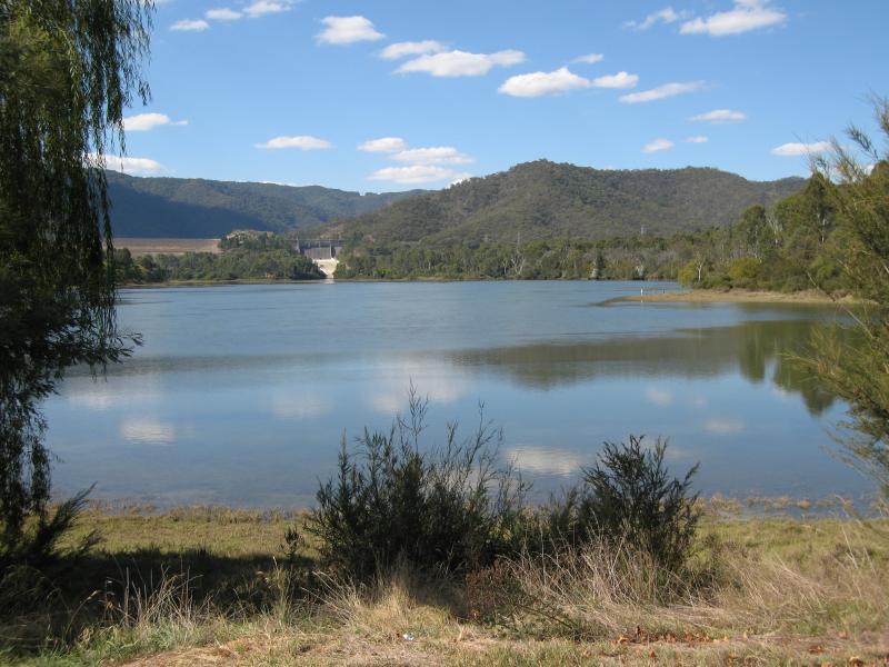 Eildon - Goulburn Valley Highway at bridge across Goulburn River and surroundings: View north-east along pondage towards weir at spillway