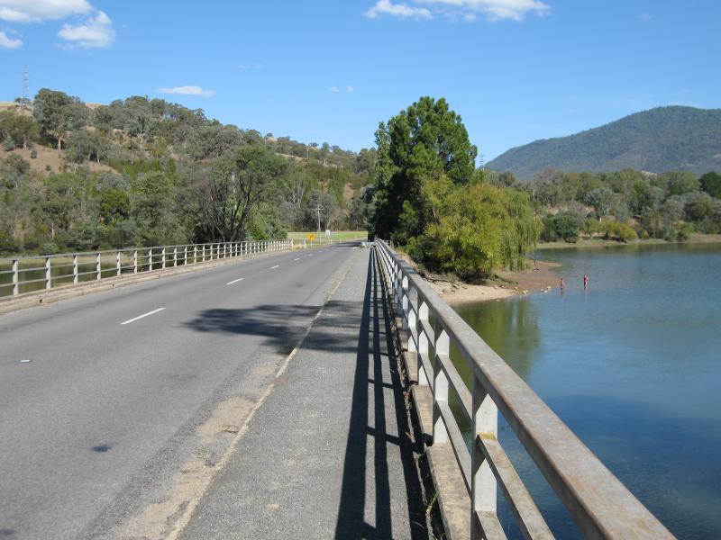 Eildon - Goulburn Valley Highway at bridge across Goulburn River and surroundings: View south along bridge