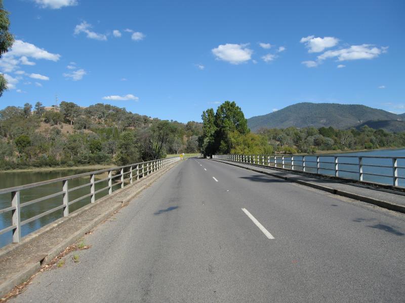 Eildon - Goulburn Valley Highway at bridge across Goulburn River and surroundings - View south along bridge