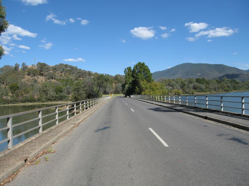 Eildon - Goulburn Valley Highway at bridge across Goulburn River and surroundings: View south along bridge