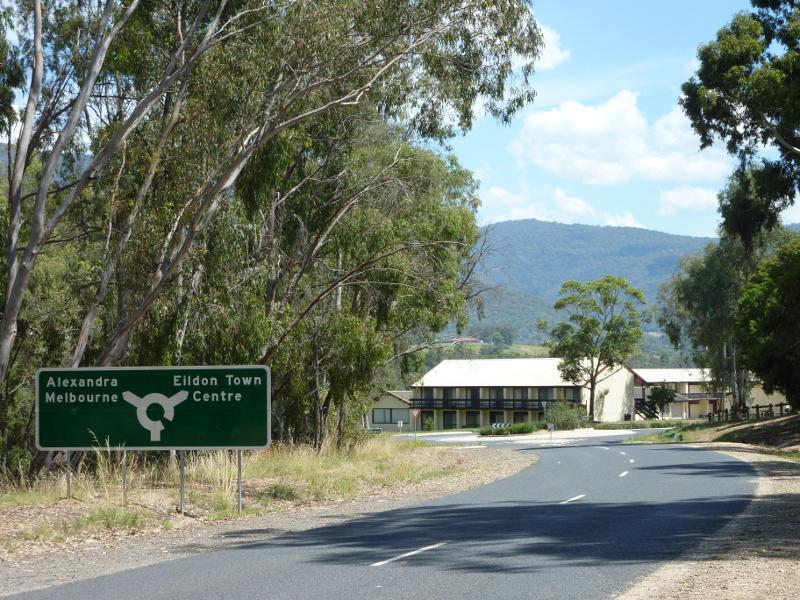Eildon - Goulburn Valley Highway at bridge across Goulburn River and surroundings: View south along Eildon Rd towards Riverside Dr