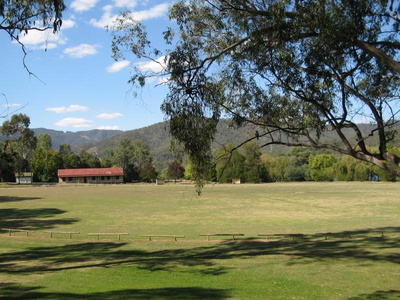 Eildon - Goulburn Valley Highway at bridge across Goulburn River and surroundings: View east across John Coller Oval, Eildon Rd near Riverside Dr