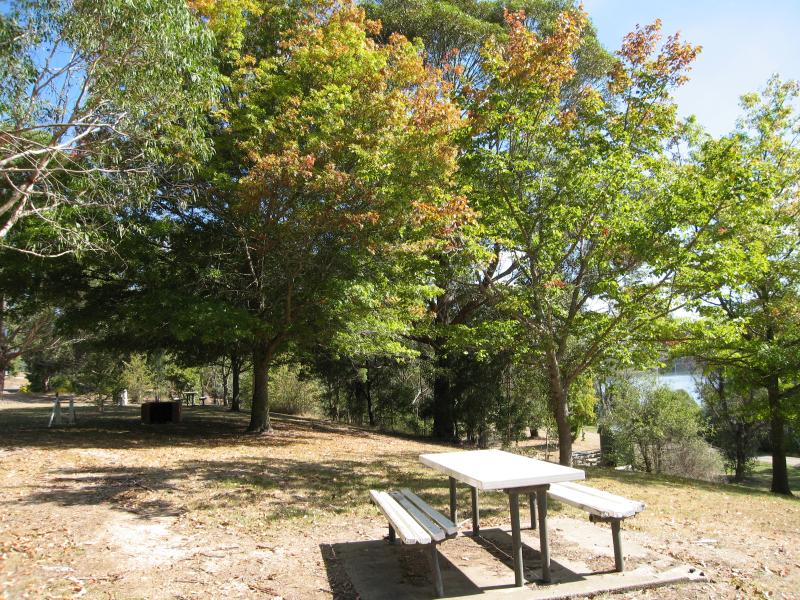 Eildon - Southern side of Goulburn River, 2 kilometres south-west of town centre: BBQ and picnic area